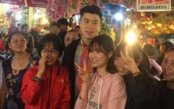 Duy Mạnh U23 đi lễ chùa đầu năm cũng bị các fan nữ "quây trói"