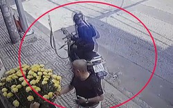 Clip: Táo tợn cướp túi xách của người đàn ông ngay trước cửa nhà