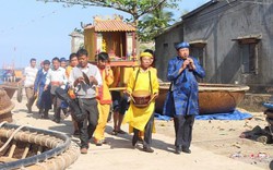 Hàng trăm ngư dân Quảng Nam đổ về cửa biển rước Nghinh thần cá ông