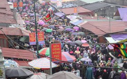 Hàng nghìn người đội mưa tới chợ Viềng trước "giờ G", tắc dài vài km