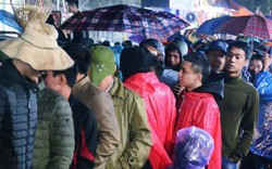 Hàng vạn người đổ về chợ Viềng cầu may, giá vé gửi xe tăng vọt