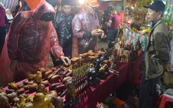 Biển người “đội mưa” xuyên đêm, “mua may” ở chợ Viềng