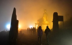 Ngàn người hành hương về Yên Tử trong đêm sương mù, giá rét