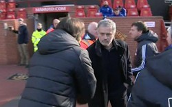 Báo Anh ca ngợi hành động của Mourinho khi giáp mặt Conte