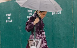 Mặc mưa gió, tín đồ thế giới vẫn diện "ngút trời" đi xem thời trang
