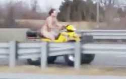 Chàng trai khỏa thân lướt môtô khiến cảnh sát rượt đuổi mướt mồ hôi