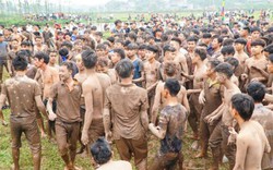 Hàng trăm trai làng đầm bùn, giẫm đạp lên nhau để tranh cướp phết