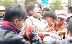 Cô gái H'Mông gào khóc giữa đường vì bị đám thanh niên bắt về làm vợ