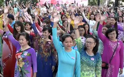 Clip: Hơn 3.000 người đồng diễn áo dài trên phố đi bộ Nguyễn Huệ