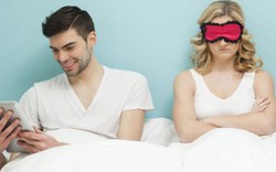 Sốc khi chồng "bỏ rơi" vợ trên giường, mải mê xem phim sex