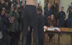 Cô gái ngực trần nhảy lên bàn phản đối cựu Thủ tướng Ý