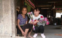 Hơn 200 phụ nữ dân tộc Thái bất ngờ được tặng hoa ngày 8.3