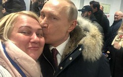 Tổng thống Putin hôn người hâm mộ nữ