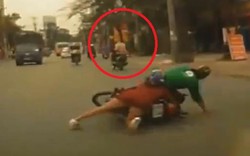 Clip: Bị cướp giật, cô gái cùng tài xế Grab ngã xuống đường