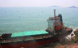 Cảnh “xẻ thịt” tàu chở người Trung Quốc bị sóng đánh nát vụn đầu