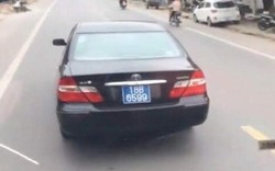 Xe biển xanh của BTC Tỉnh ủy Nam Định đánh võng chèn xe khách