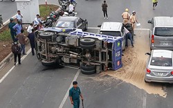 Xe tải lật ngang sau khi đụng đuôi xế hộp Mercedes ở Sài Gòn