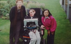 Con gái nuôi Việt Nam kể về những ngày bên Stephen Hawking