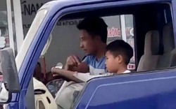 Clip: Bé trai lái xe tải chạy bon bon trên phố, người dân hết hồn