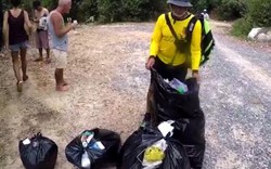 Khách Tây ngưng tham quan, cặm cụi dọn rác ở vườn quốc gia