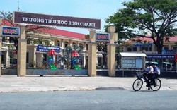 Cô giáo quỳ gối: Hiệu trưởng không nên từ chức lúc này