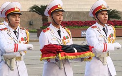 Treo cờ rủ Quốc tang nguyên Thủ tướng Phan Văn Khải trên Quảng trường Ba Đình