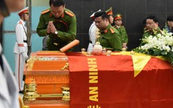 Đồng đội, người thân khóc nghẹn trong đám tang chiến sĩ cảnh sát PCCC