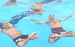 Học viên yoga Ấn Độ kéo xuống bể bơi luyện 'trồng chuối'
