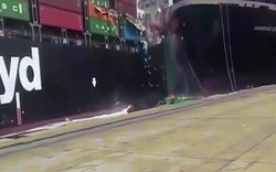Video: Hai tàu chở hàng cực lớn đâm nhau, container rơi lả tả