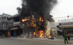 Cháy cửa hàng điện tử - điện lạnh, hàng trăm người dân hoảng loạn