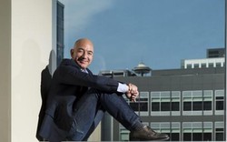 Thói quen kỳ lạ của Jeff Bezos: Lái xe cà tàng, bàn làm việc tái chế