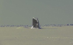 Xem tàu ngầm Mỹ bất ngờ đội băng dày nửa mét trồi lên