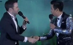 Nguyên Khang hạnh phúc bắt tay trưởng nhóm Westlife mừng năm mới