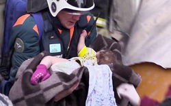 Giải cứu bé trai 10 tháng tuổi kẹt trong đống đổ nát 35 tiếng sau vụ nổ khí gas
