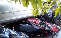 Nữ tài xế lùi ô tô như “tên bắn” qua đường, 4 xe máy bị cuốn vào gầm