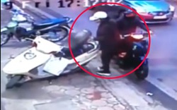 Clip: Nữ quái "phá" cốp xe máy, trộm đồ cực nhanh ngay giữa phố