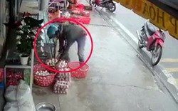 CLIP: Thanh niên dừng xe và hành động không ngờ với rổ trứng