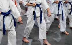 Đi theo cô gái Mỹ vào phòng tập karate định bắt cóc và cái kết đáng đời