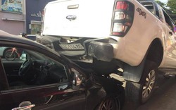 Phát hoảng với hiện trường vụ tai nạn ô tô bán tải “ngồi” trên “xế hộp”