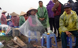 Clip: Những ngày đốt lửa, mặc áo mưa ngồi giữa đường chặn xe rác của dân Nam Sơn