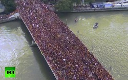 Hàng trăm nghìn người chen nhau chạm vào tượng Chúa ở Philippines
