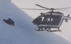 Phi công lái trực thăng hạ cánh sát núi tuyết giải cứu người bị nạn