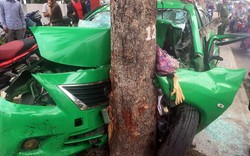 Phát hoảng với hình ảnh taxi vỡ nát đầu khi “đóng” vào gốc cây ở Sài Gòn