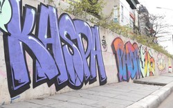 Đường trăm tỷ mới hoàn thành bị bôi bẩn hàng trăm hình vẽ graffiti