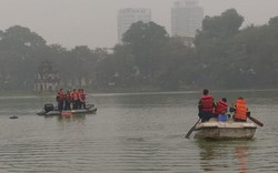 Nam thanh niên hét lớn "đây là hồ của tôi" rồi bơi ra giữa Hồ Gươm