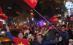 Ảnh, clip: Người dân đổ về trung tâm mừng chiến thắng của tuyển Việt Nam