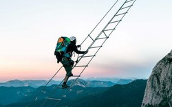Liều mạng leo thang dây giữa 2 ngọn núi cao chót vót trên đỉnh Alps