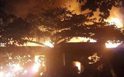 Hà Tĩnh: 3 ngôi nhà cháy bùng bùng trong đêm, dân hoảng loạn chạy