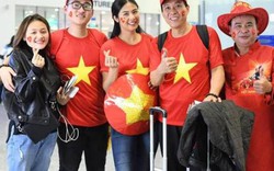 Hoa hậu, MC "đỏ rực" sân bay Dubai để cổ vũ VN trước trận gặp Nhật
