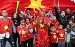 Clip: Người hâm mộ hò hét, vây quanh xe đội tuyển Việt Nam